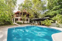 spacious and comfortable Villa with tropical charm and pool