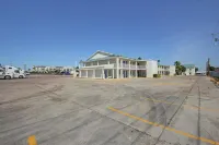 Motel 6 Laredo, TX - North I-35 - parking