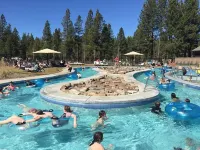 Sunriver Adventure Lodge - 4Br/3.5BA, 2 Primary Suites, A/C, Bikes, & Sharc - 游泳池