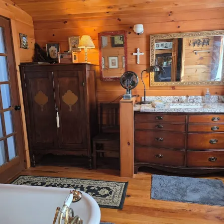 Cozy Cabin on 11 acres w/ Lake&Mtn Views. wifi, great cell svc moderated AC.