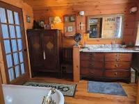 Cozy Cabin on 11 Acres w/ Lake&Mtn Views. Wifi, Great Cell Svc Moderated AC.