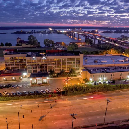 DoubleTree by Hilton Decatur Riverfront