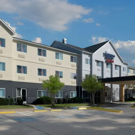 Fairfield Inn & Suites Dallas Park Central Отели рядом с достопримечательностью «Универмаг "Норт-Парк Центр"»