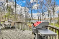 Pocono Lake Home w/ Fire Pit: Walk to Ski Hill! - Homestays