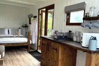 Trethowels Grey Hidden Hut - Apartments