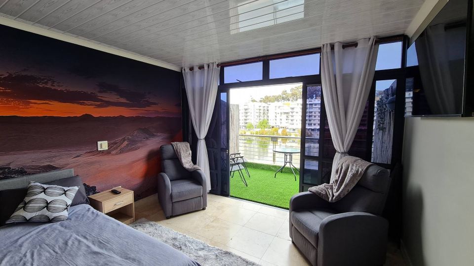 Waterfront Deco apartment 2 sleeper lake views