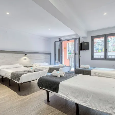 Hostal Bedmates Отели рядом с достопримечательностью «Старый город»