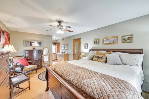 Beautiful & Unique Farmhouse 15 Mi to Saratoga - 3-Star