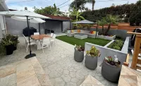 Family-friendly summer vacation home with big hot tub 2 blocks from beach. - مطابخ