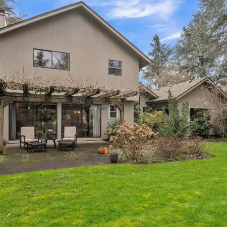 Eugene - Close to Everything 3 Bedroom Home by RedAwning