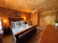 ★ Smokies Cabin Tree House Retreat, Pet-Friendly ★ - Hytter