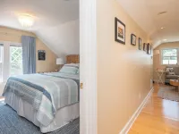 Heart of Jamestown, In town location, 3rd floor suite, B&B style with King Bed - Wifi