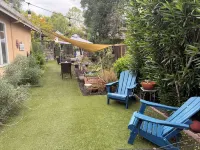 Willow Glen Hideaway - Charming Cottage with Hot Tub - Homestays