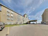 Holiday Inn Express & Suites EDMONTON-INTERNATIONAL AIRPORT by IHG - parking