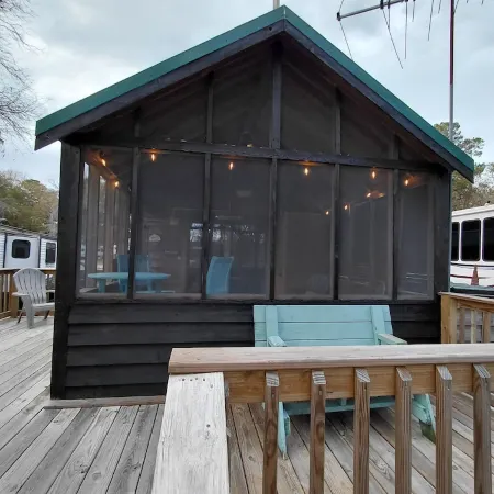 Lakefront tiny cabin amazing view on Lake Marion! Pet friendly & sleeps 6