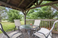 Between Geneva & Canandaigua- Large Yard, Firepit, Sleeps 13 - Wi-Fi