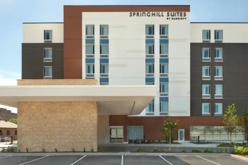 SpringHill Suites Milwaukee West/Wauwatosa - parking