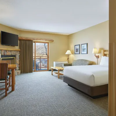 Great Wolf Lodge Kansas City Hotels near Kansas Speedway
