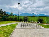 Lakefront Apartment - BBQ, Garden, Pool & Parking - 2-Star