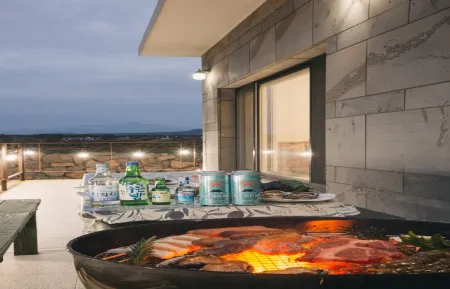 Jeju Homechee Kids Pool Villa Отели рядом с достопримечательностью «Dolgeobugi Suseok Bakmulkwan»