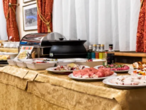 シティホテル ゴルデナー アドラー B&B キウーザのホテル