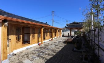 Gyeongju Hwarimjeong Hanok Pension (Cheomseongdae)