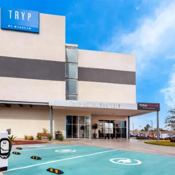 Tryp by Wyndham San Luis Potosi Hotel & Suites Hotels near El Domo