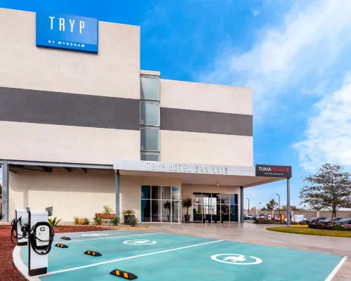 Tryp by Wyndham San Luis Potosi Hotel & Suites Отели рядом с достопримечательностью «Арена «Эль-Домо»»