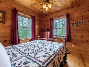 Overlook Retreat Cabin - Charming Cabin Mountain Views with Foosball Firepit