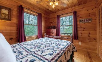Overlook Retreat Cabin - Charming Cabin Mountain Views with Foosball Firepit