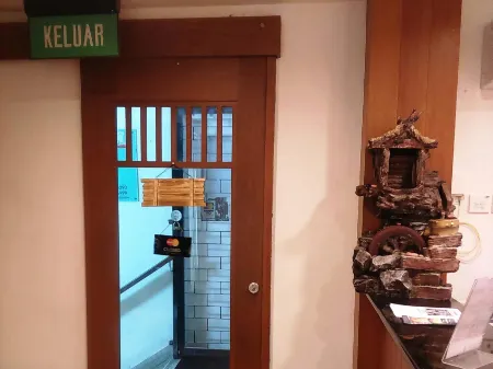 Easybox Budget Hotel Отели рядом с достопримечательностью «Gadong Night Market»