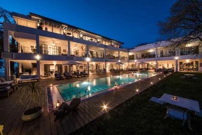 Latitude 0 Degrees Hotels in 