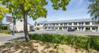 Village Motel Hoteles cerca de Black Barn Vineyards