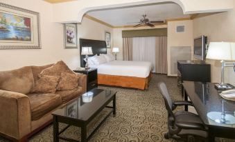 Holiday Inn Express & Suites Bakersfield Central