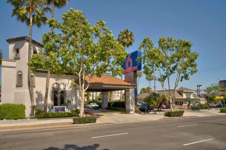 Suites Lawndale, CA – South Bay
