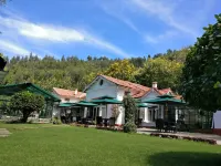 King's Cliff Hotels near Light and water show in Karnataka Garden