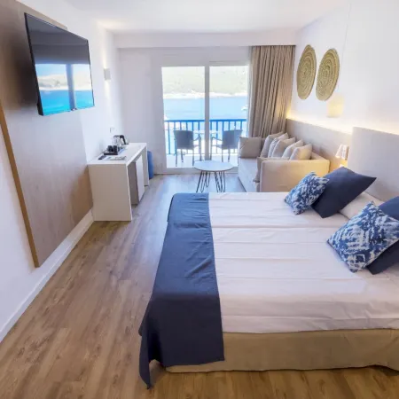 Parque Nereida Suites Hotel Отели рядом с достопримечательностью «Пляж Кала-Торта»