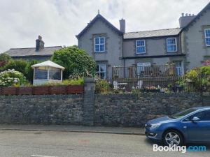 Stunning Sea View Immaculate 4-Bed Family House
