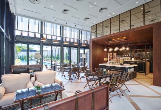 더 배럭스 호텔 센토사의 수영장 및 외관