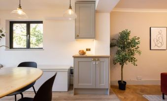 The Richmond Upon Thames Escape - Modern & Bright 2Bdr Flat with Parking