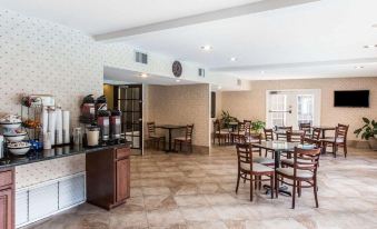 Comfort Inn & Suites - Near Robins Air Force Base Main Gate