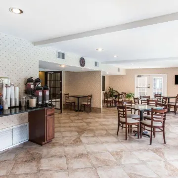 Comfort Inn & Suites - Near Robins Air Force Base Main Gate