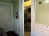 1 Br Private Victorian Apt in Convenient City Location on Half Acre Sleeps 4