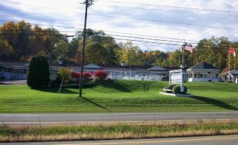 Longhouse Lodge Motel