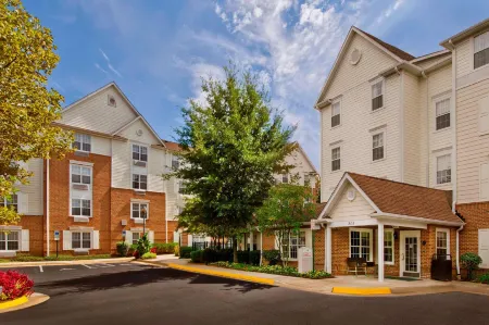 Sonesta Simply Suites Falls Church Отели рядом с достопримечательностью «Иден Сентер»