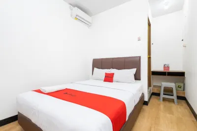 RedDoorz @ Tanjung Sari Surabaya Hotels in Sukomanunggal
