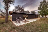 The Getaway with Hot Tub-Firepit-Grill - 1 mi to Town Hotel berhampiran Yee Haw Ranch Outfitters