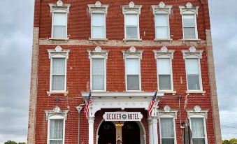 Decker Hotel & Bar - Housity