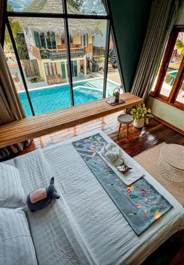 ห้องเตียงคิงไซส์พร้อมระเบียงและวิว