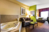 Comfort Suites Forsyth near I-75 - parking
